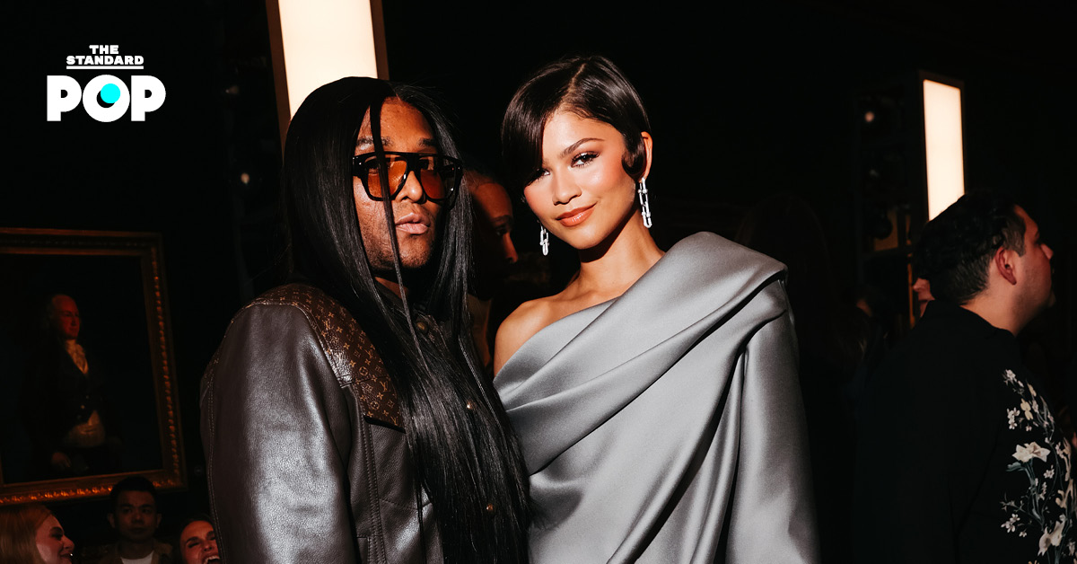 Law Roach และ Zendaya ถ่ายภาพร่วมกันในงาน Louis Vuitton