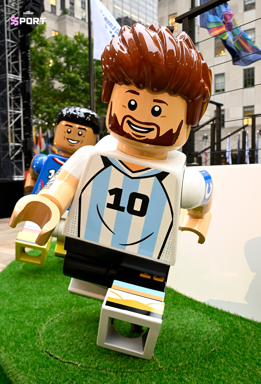 ถ้วยแชมป์ฟุตบอลโลกจำลองขนาดใหญ่ที่สร้างจากตัวต่อ LEGO จัดแสดงอยู่กลางแจ้ง 2