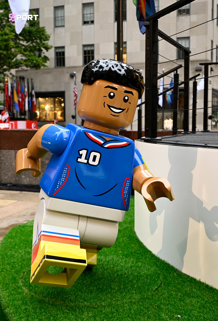 ถ้วยแชมป์ฟุตบอลโลกจำลองขนาดใหญ่ที่สร้างจากตัวต่อ LEGO จัดแสดงอยู่กลางแจ้ง 3