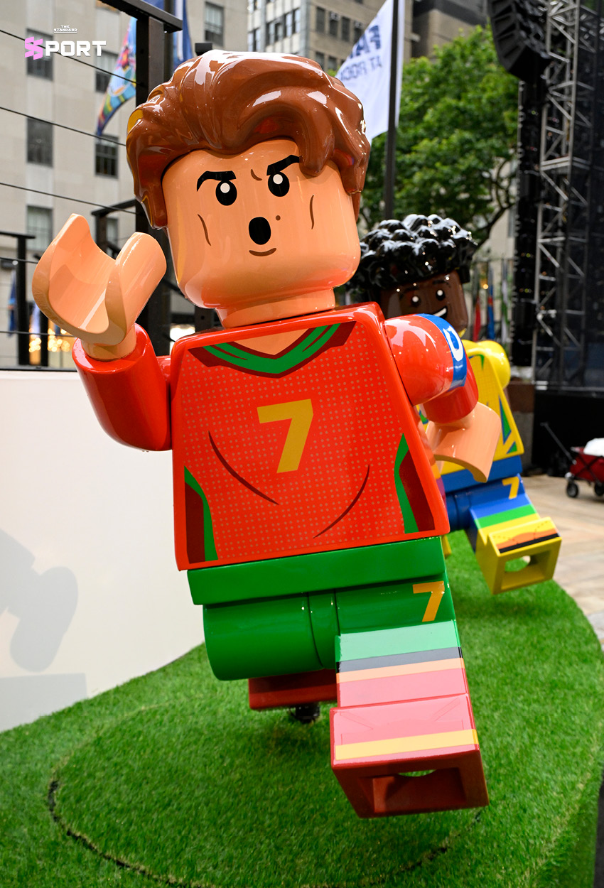 ถ้วยแชมป์ฟุตบอลโลกจำลองขนาดใหญ่ที่สร้างจากตัวต่อ LEGO จัดแสดงอยู่กลางแจ้ง 4