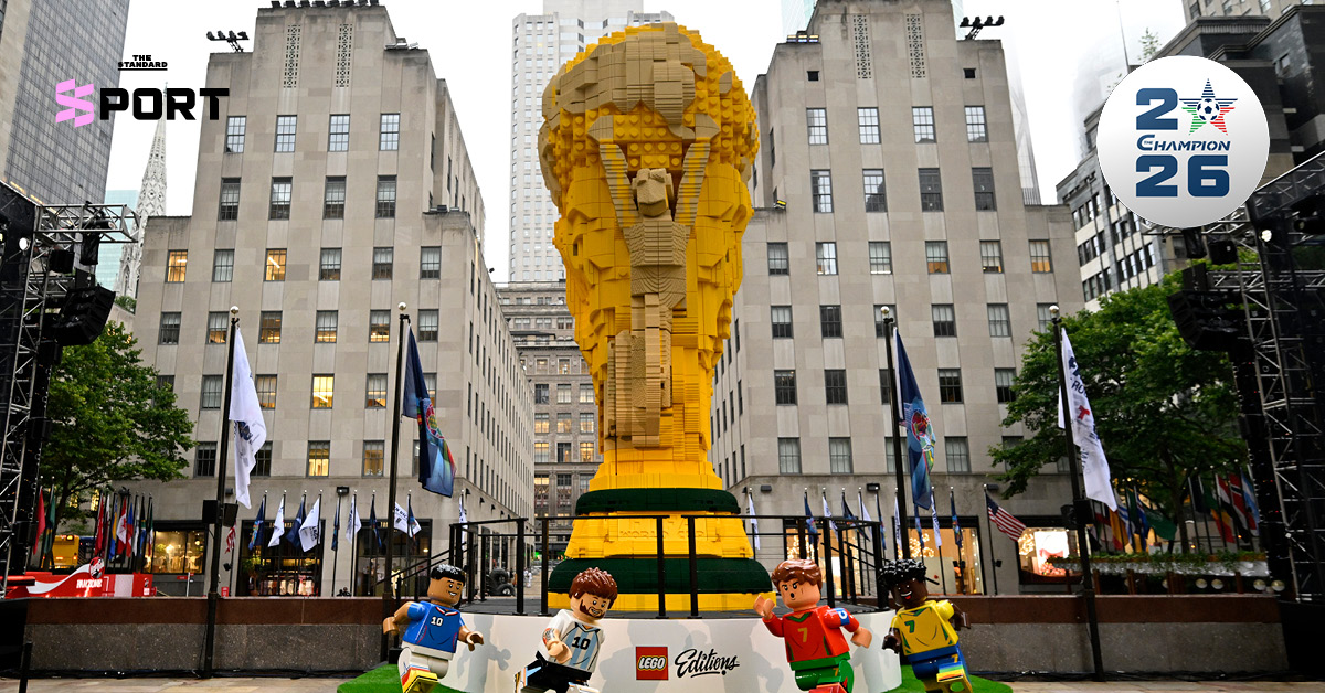 ถ้วยแชมป์ฟุตบอลโลกจำลองขนาดใหญ่ที่สร้างจากตัวต่อ LEGO จัดแสดงอยู่กลางแจ้ง