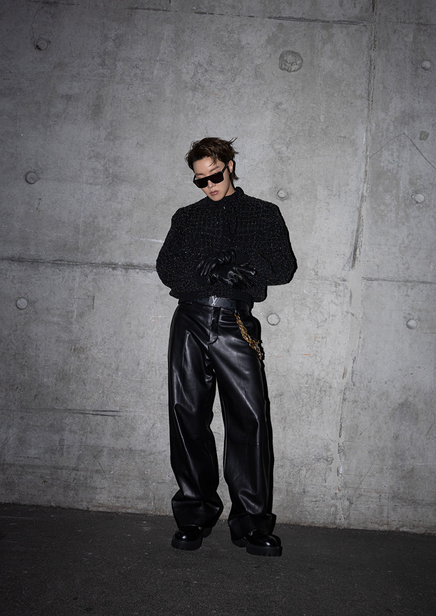 J-Hope สมาชิกวง BTS ในชุด Louis Vuitton คัสตอมบนเวทีคอนเสิร์ต 1