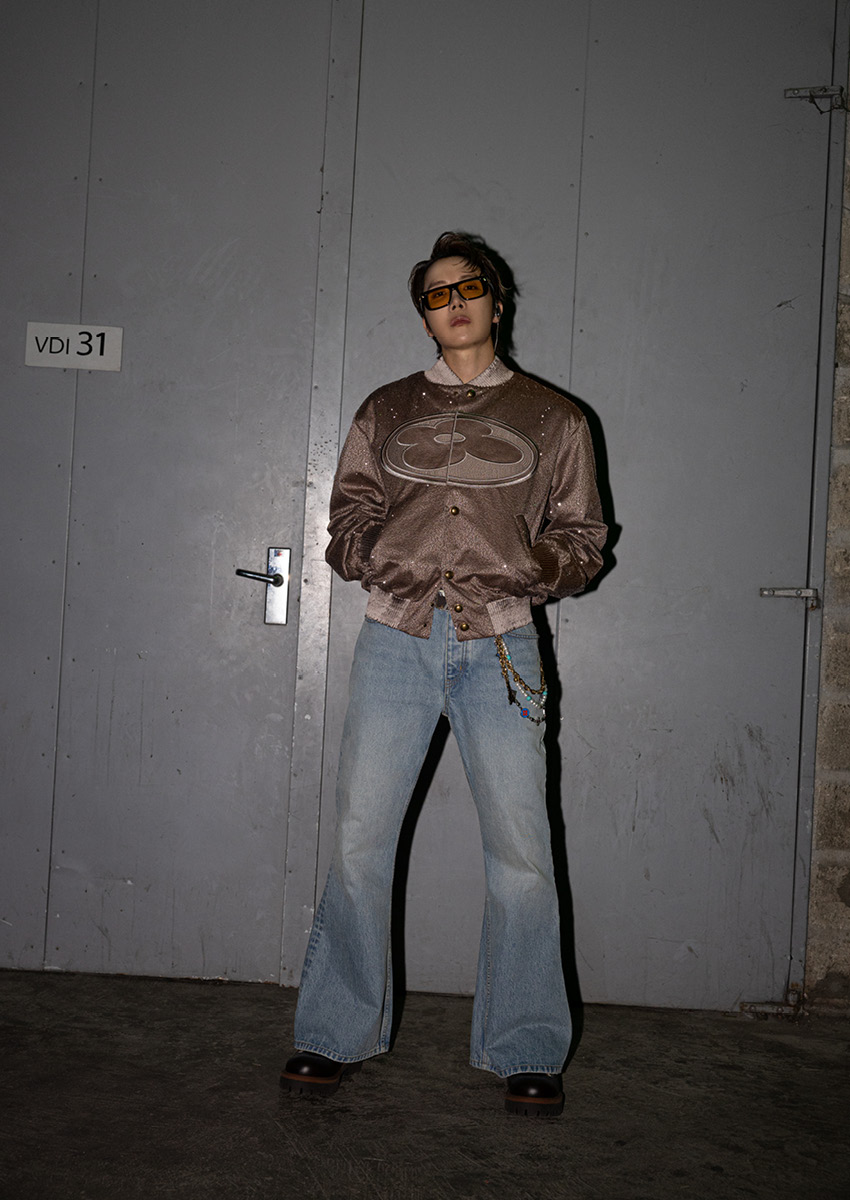 J-Hope สมาชิกวง BTS ในชุด Louis Vuitton คัสตอมบนเวทีคอนเสิร์ต 2
