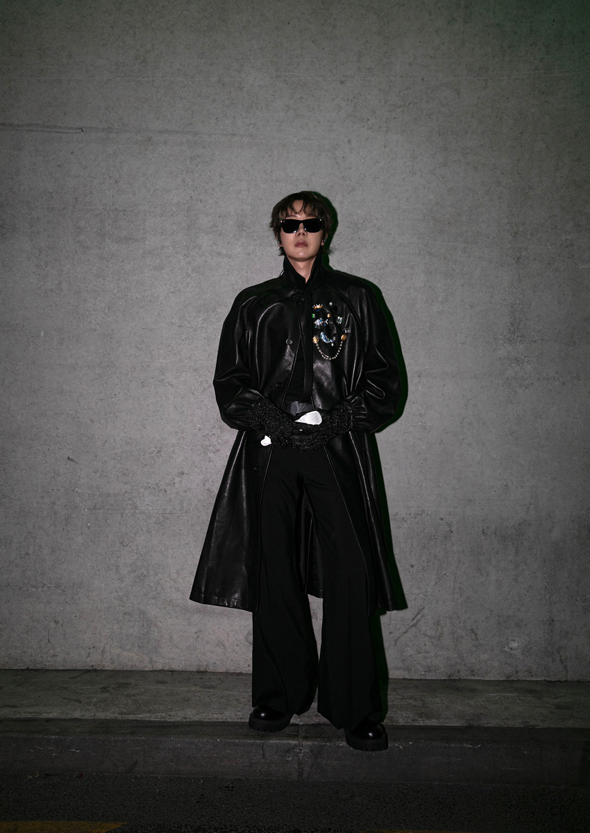 J-Hope สมาชิกวง BTS ในชุด Louis Vuitton คัสตอมบนเวทีคอนเสิร์ต 3