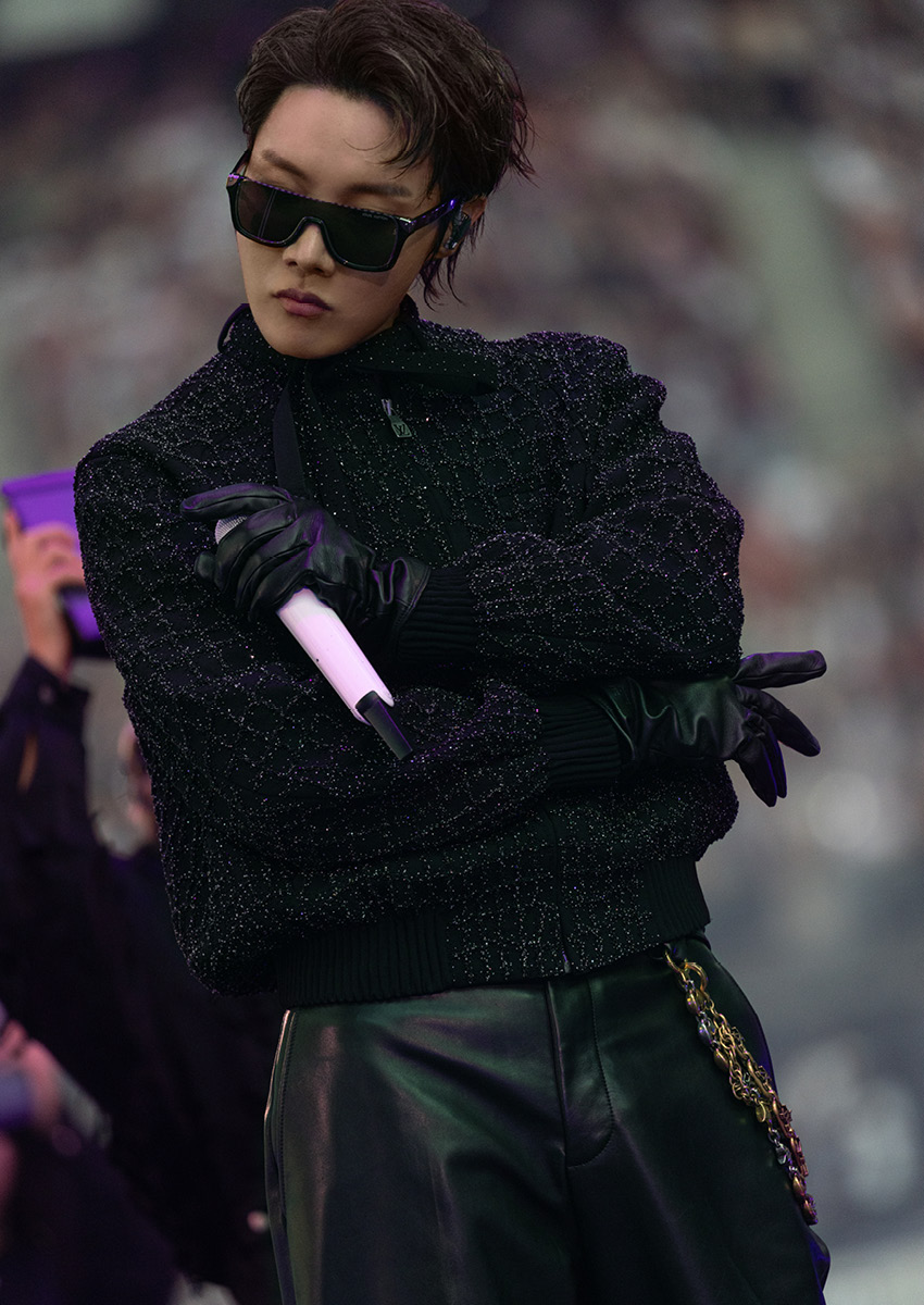 J-Hope สมาชิกวง BTS ในชุด Louis Vuitton คัสตอมบนเวทีคอนเสิร์ต 4