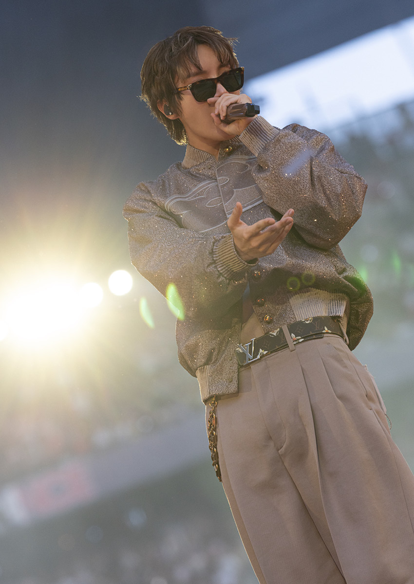 J-Hope สมาชิกวง BTS ในชุด Louis Vuitton คัสตอมบนเวทีคอนเสิร์ต 6