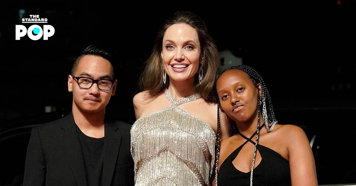 Maddox และ Zahara Jolie ถ่ายภาพร่วมกับ Angelina Jolie