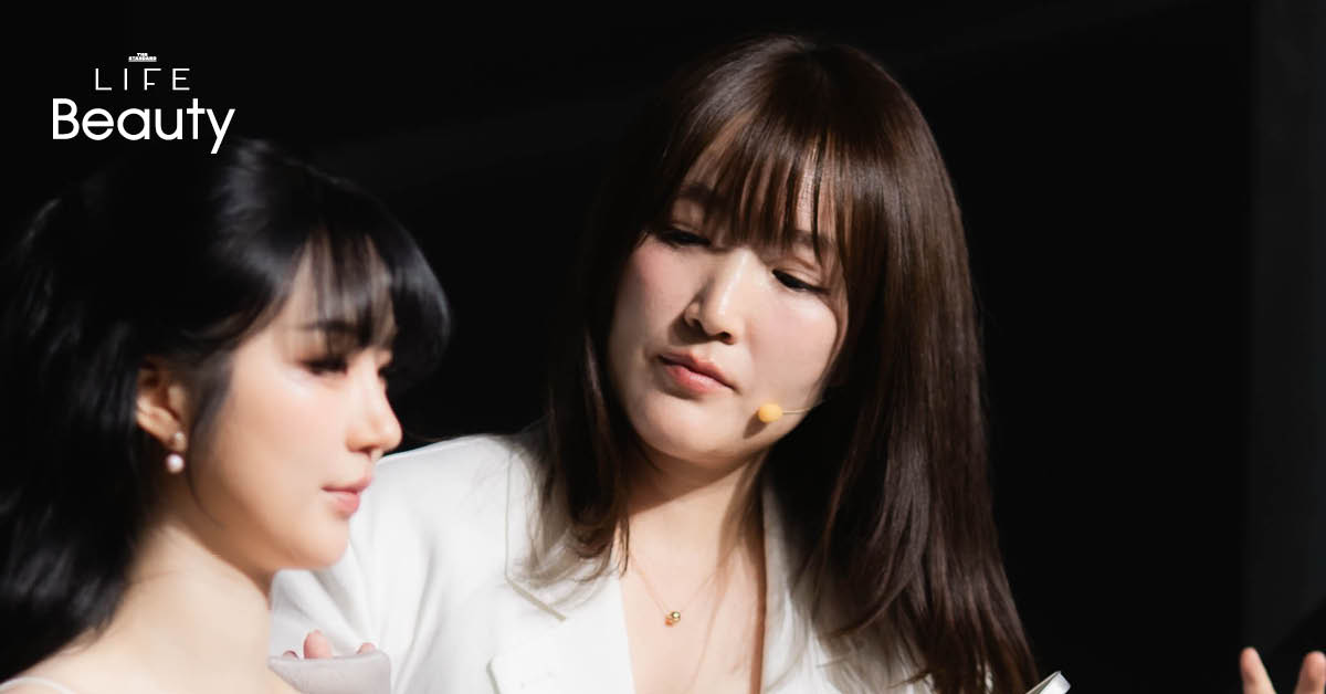 เมกอัพอาร์ติสต์ MAENG กำลังสาธิตเทคนิคการแต่งหน้าให้ผิวโกลวฉ่ำ