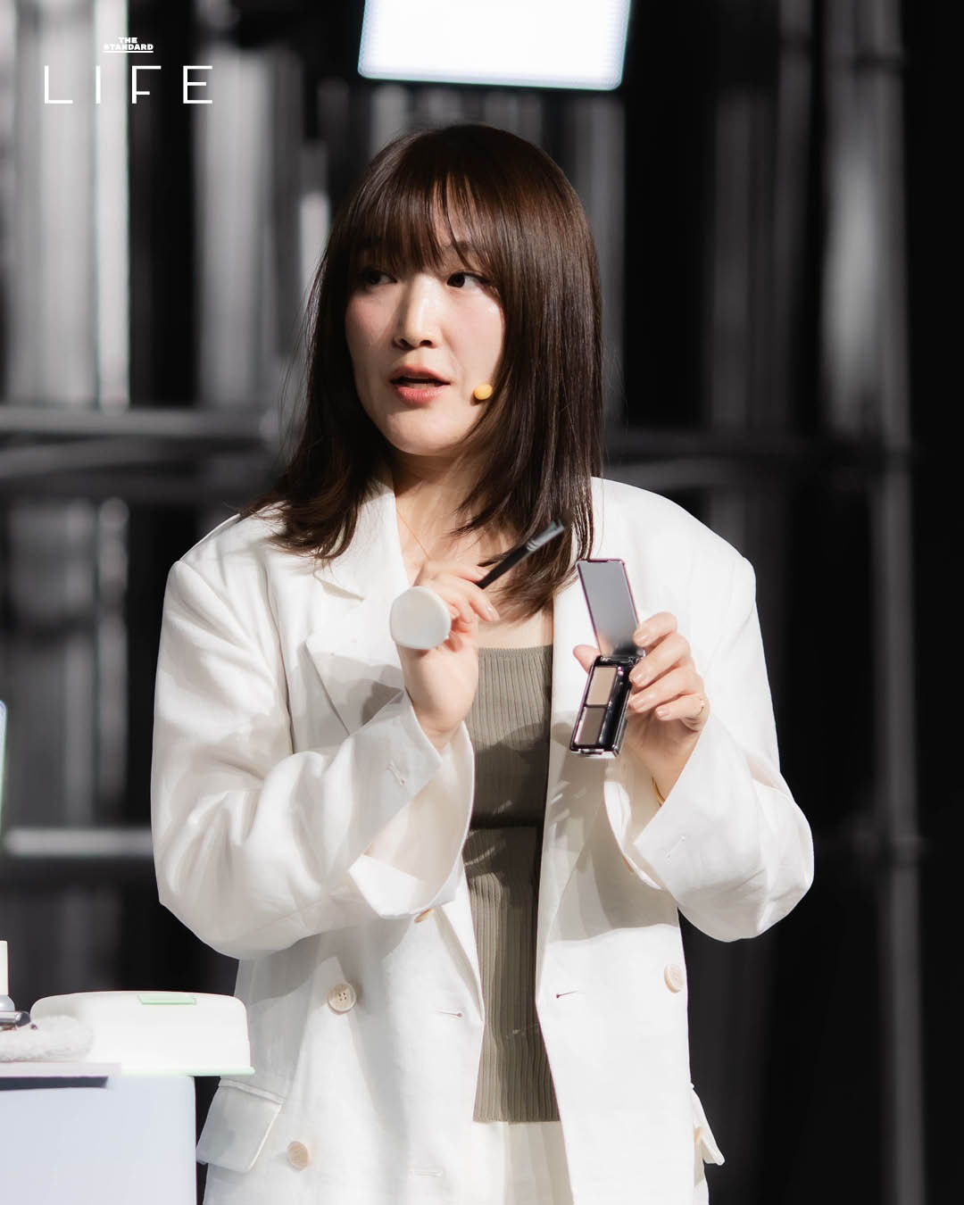 เมกอัพอาร์ติสต์ MAENG กำลังสาธิตเทคนิคการแต่งหน้าให้ผิวโกลวฉ่ำ 2