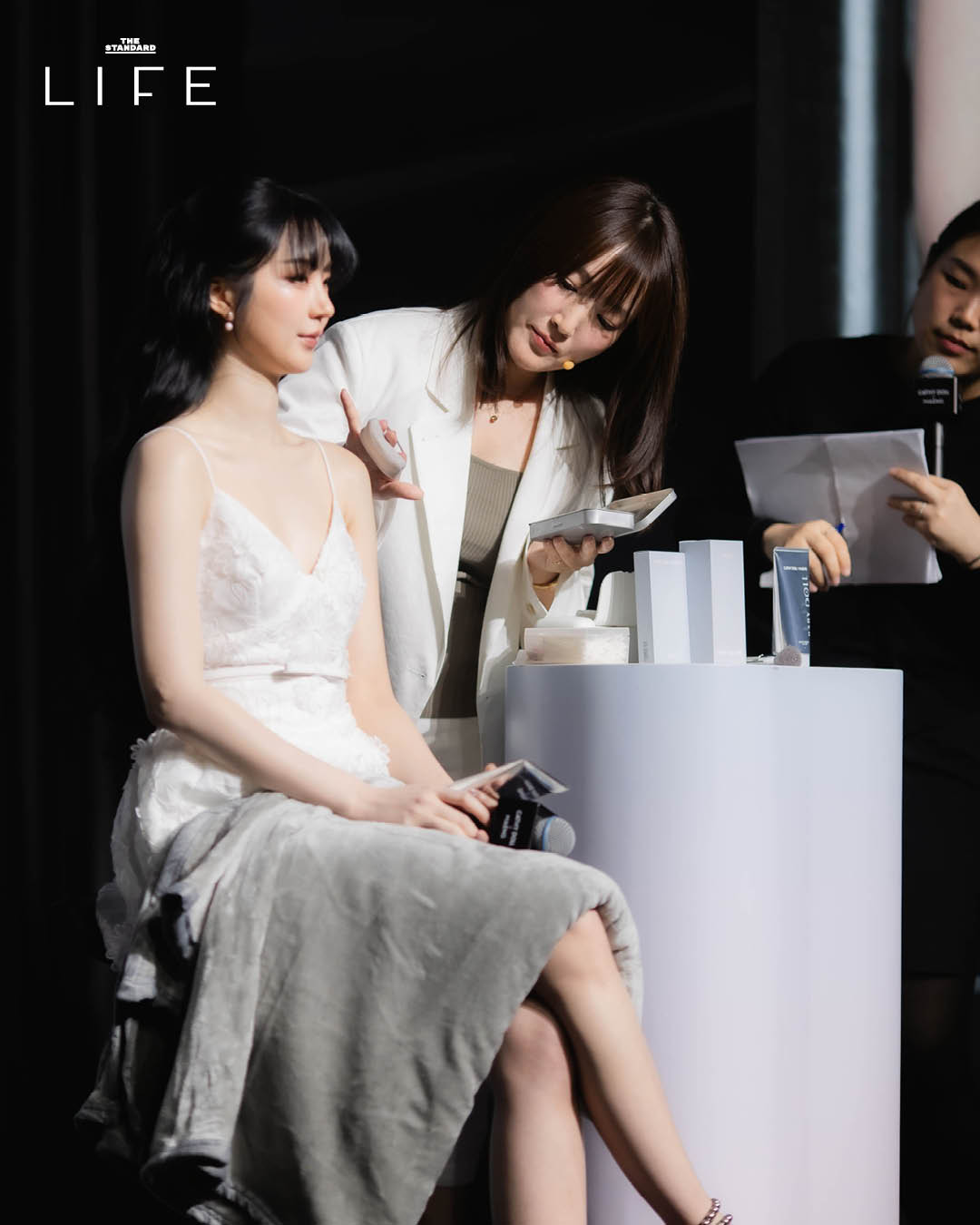 เมกอัพอาร์ติสต์ MAENG กำลังสาธิตเทคนิคการแต่งหน้าให้ผิวโกลวฉ่ำ 4