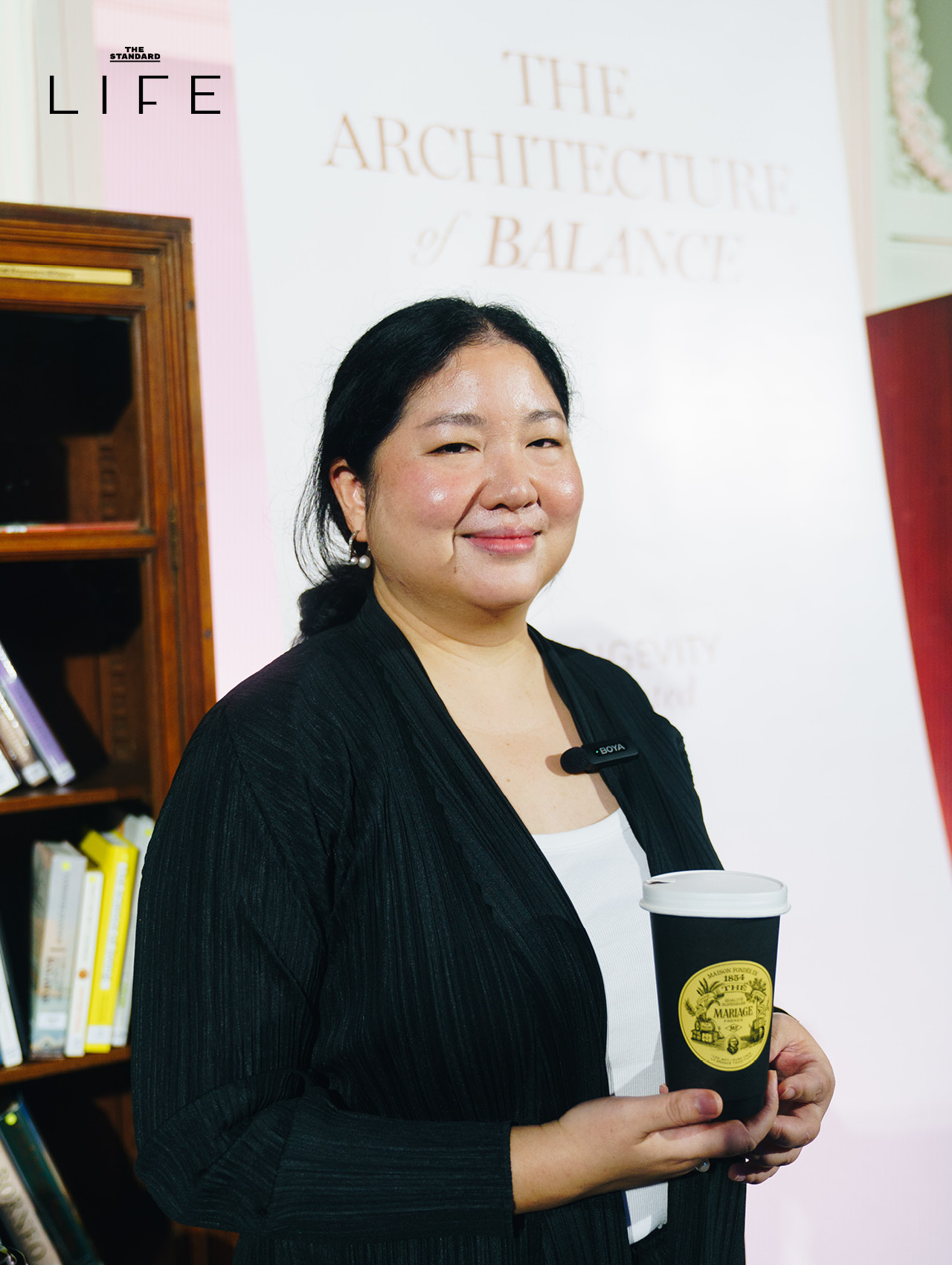 ผู้ร่วมงานกำลังจิบชา Mariage Frères ในบรรยากาศอบอุ่นของห้องสมุด 1