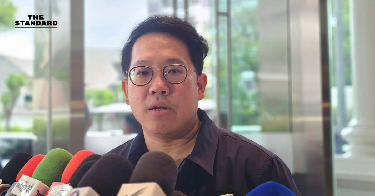 พัฒนา พร้อมพัฒน์ รัฐมนตรีว่าการกระทรวงสาธารณสุข กำลังแถลงข่าว