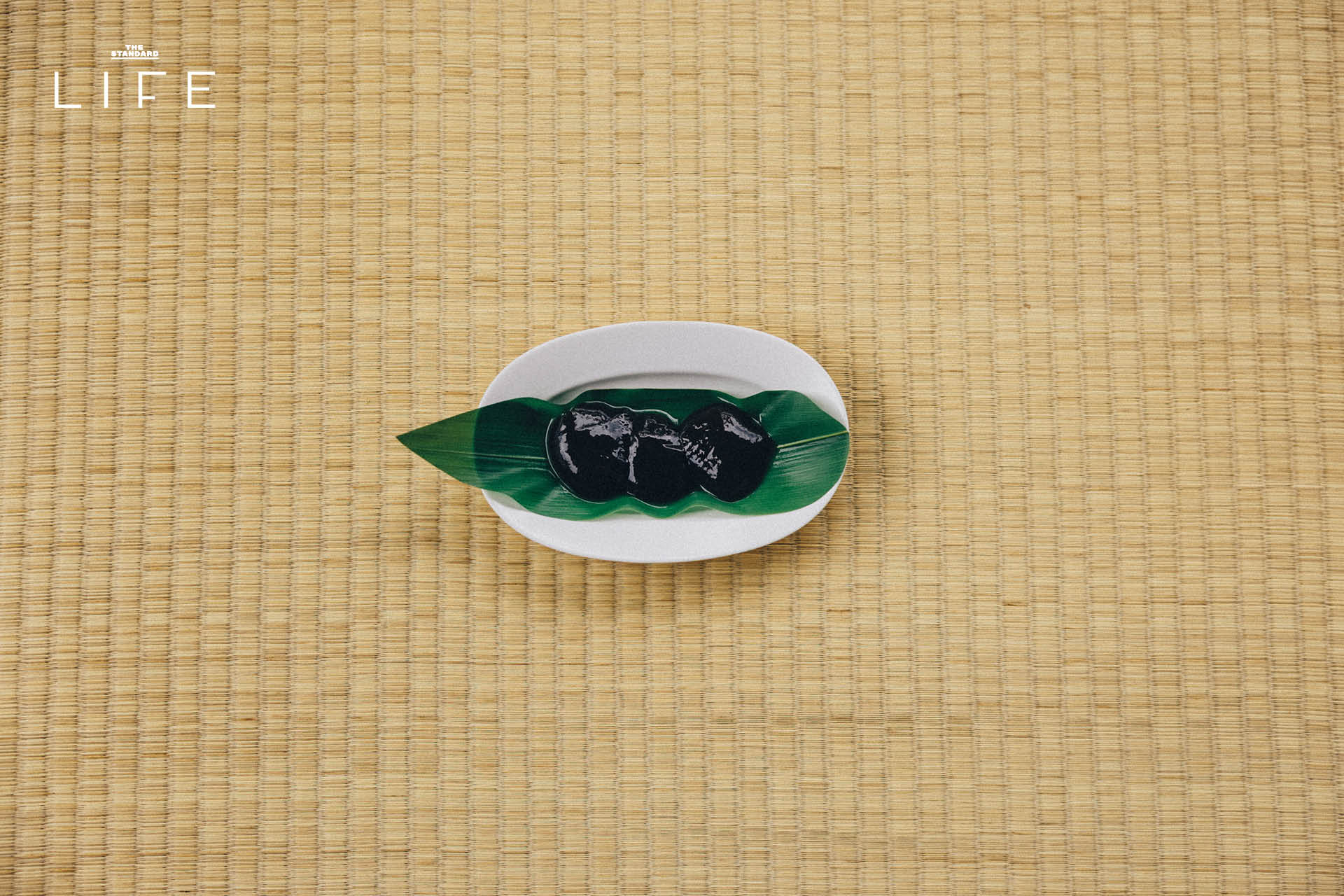 ภาพการจัดวางคอร์สชา ‘Siamese Summer’ บนโต๊ะไม้เรียบง่ายของ minimalmeal 11