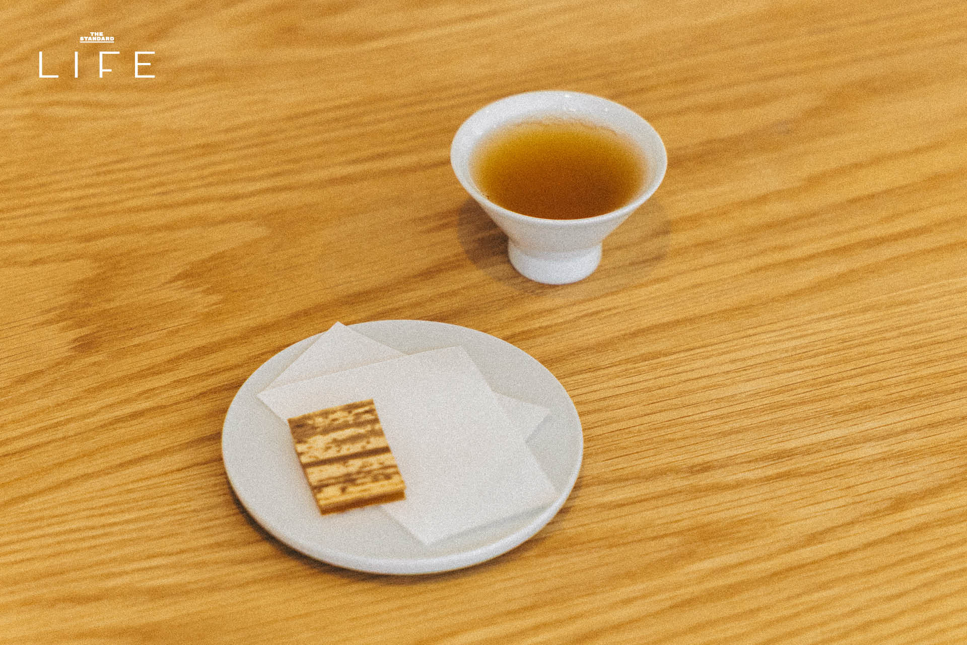 ภาพการจัดวางคอร์สชา ‘Siamese Summer’ บนโต๊ะไม้เรียบง่ายของ minimalmeal 12