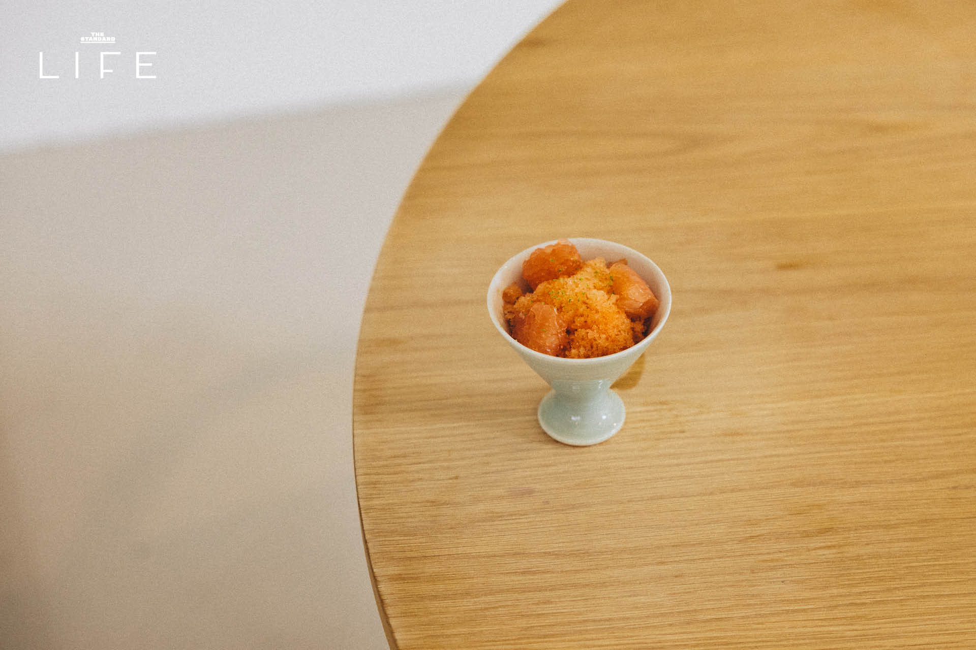 ภาพการจัดวางคอร์สชา ‘Siamese Summer’ บนโต๊ะไม้เรียบง่ายของ minimalmeal 13