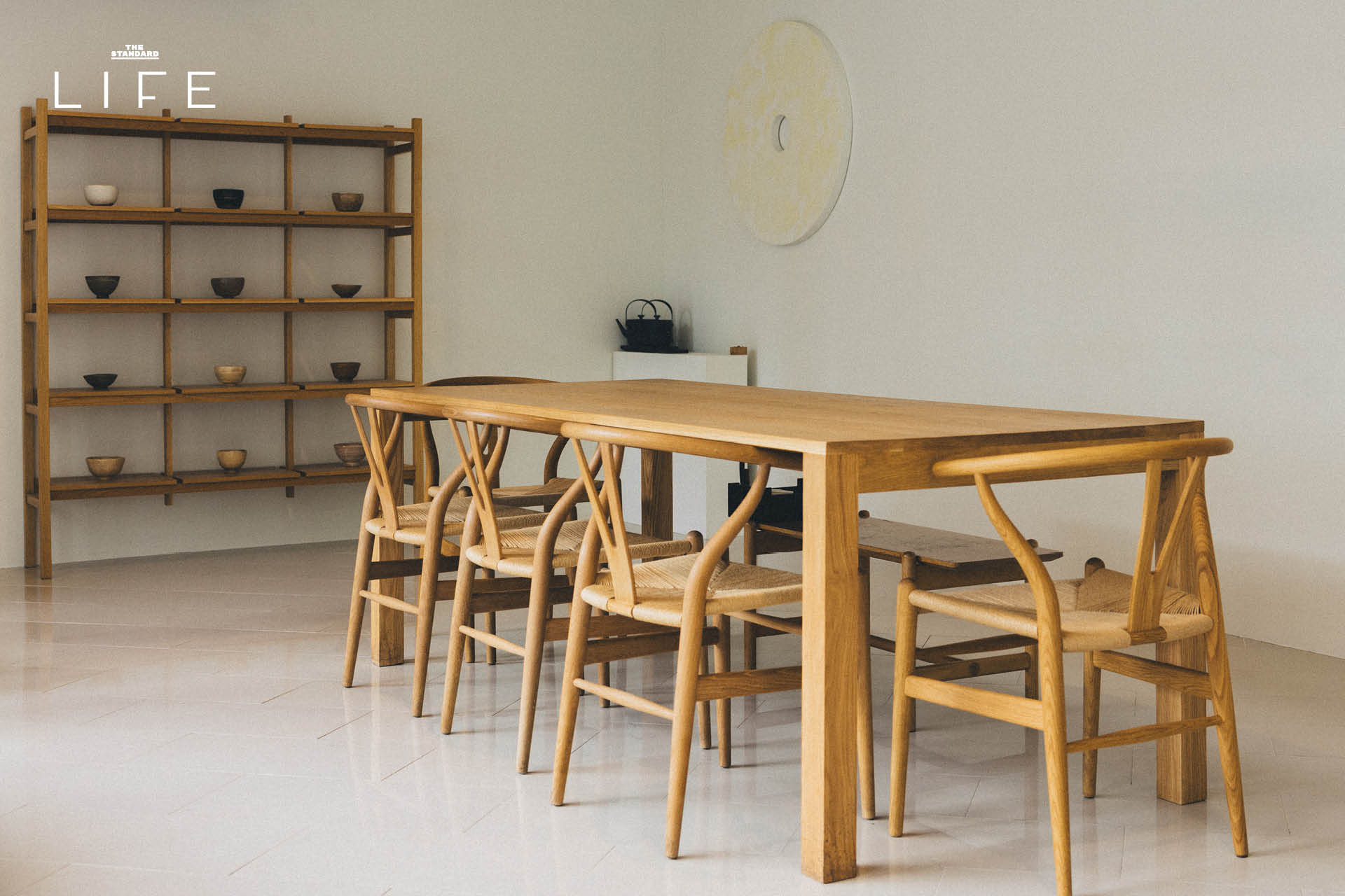 ภาพการจัดวางคอร์สชา ‘Siamese Summer’ บนโต๊ะไม้เรียบง่ายของ minimalmeal 2