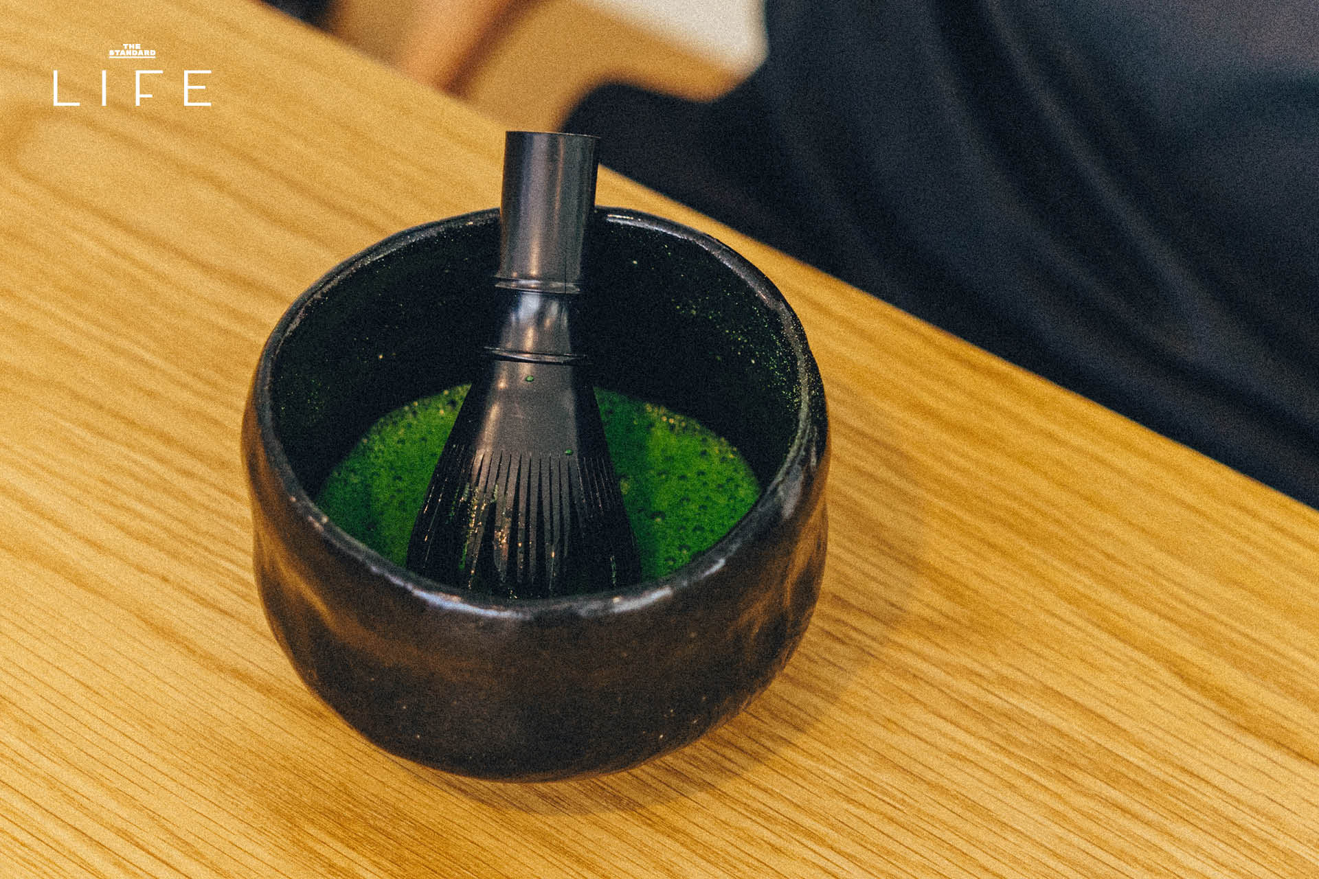 ภาพการจัดวางคอร์สชา ‘Siamese Summer’ บนโต๊ะไม้เรียบง่ายของ minimalmeal 8