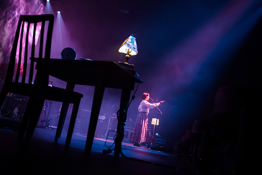 ภาพ Mitski กำลังร้องเพลงบนเวทีคอนเสิร์ตในกรุงเทพฯ 1