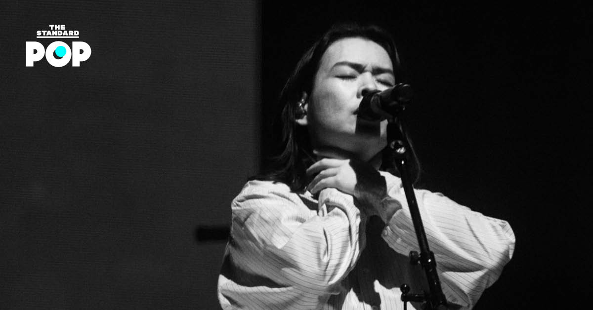 ภาพ Mitski กำลังร้องเพลงบนเวทีคอนเสิร์ตในกรุงเทพฯ