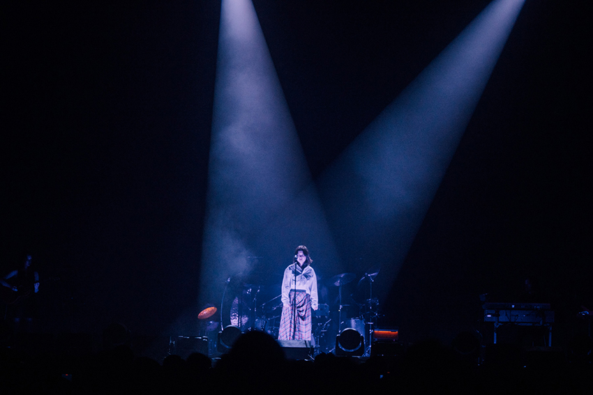 ภาพ Mitski กำลังร้องเพลงบนเวทีคอนเสิร์ตในกรุงเทพฯ 3