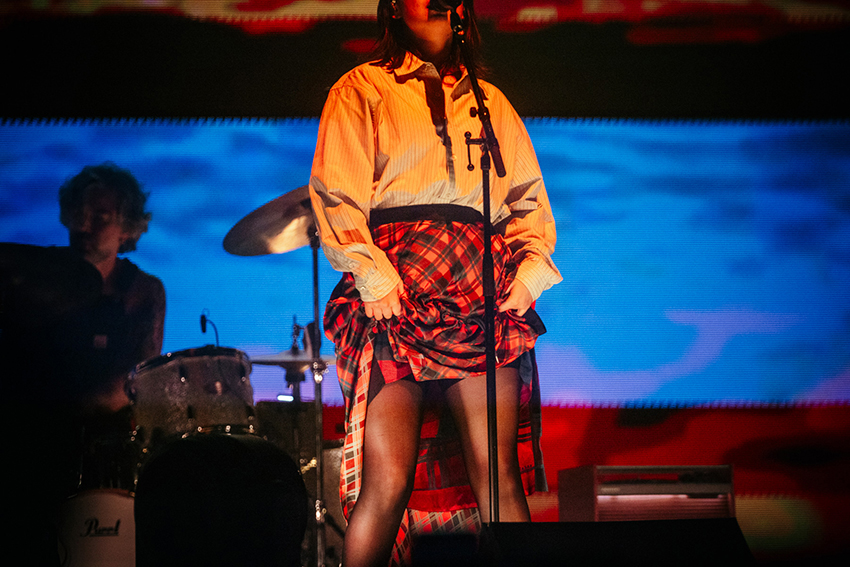 ภาพ Mitski กำลังร้องเพลงบนเวทีคอนเสิร์ตในกรุงเทพฯ 4