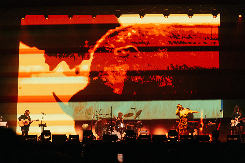 ภาพ Mitski กำลังร้องเพลงบนเวทีคอนเสิร์ตในกรุงเทพฯ 5