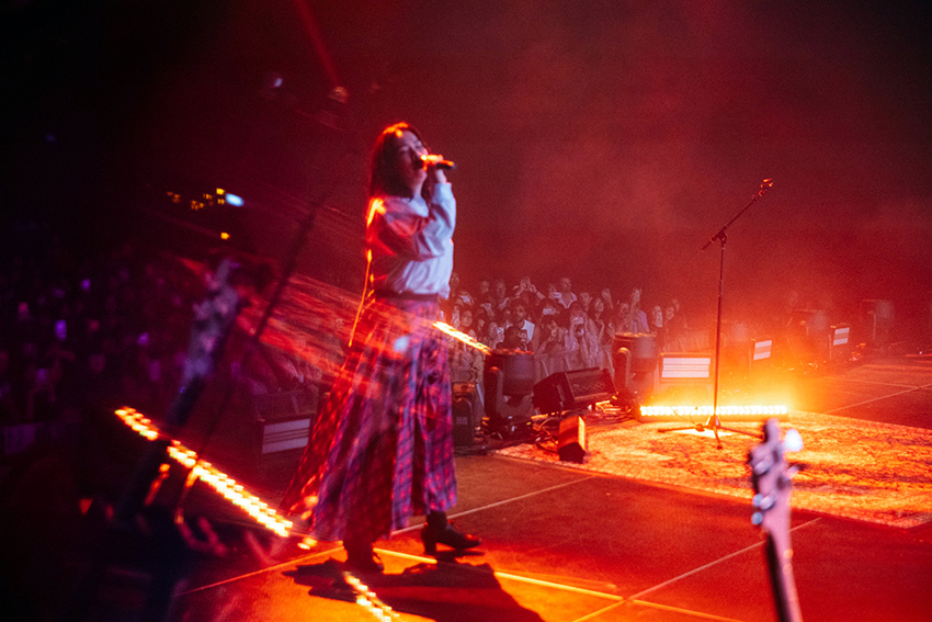 ภาพ Mitski กำลังร้องเพลงบนเวทีคอนเสิร์ตในกรุงเทพฯ 6