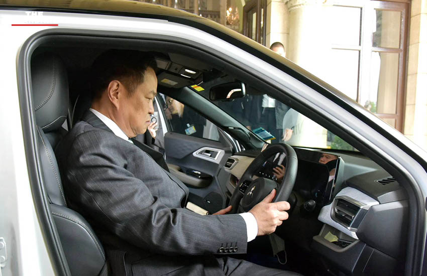 นายกรัฐมนตรีอนุทิน ชาญวีรกูล ต้อนรับซีอีโอ Mitsubishi Motors และทดลองนั่งรถยนต์ 1