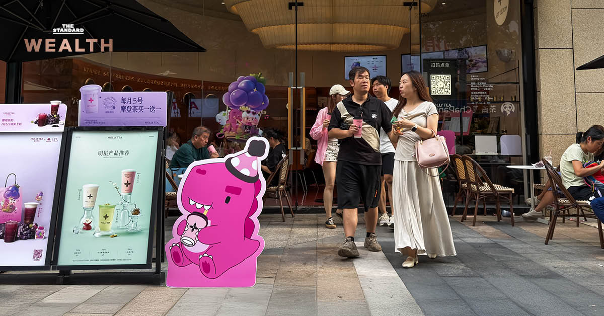 ภาพหน้าร้าน Molly Tea แสดงป้ายชื่อและแก้วเครื่องดื่ม