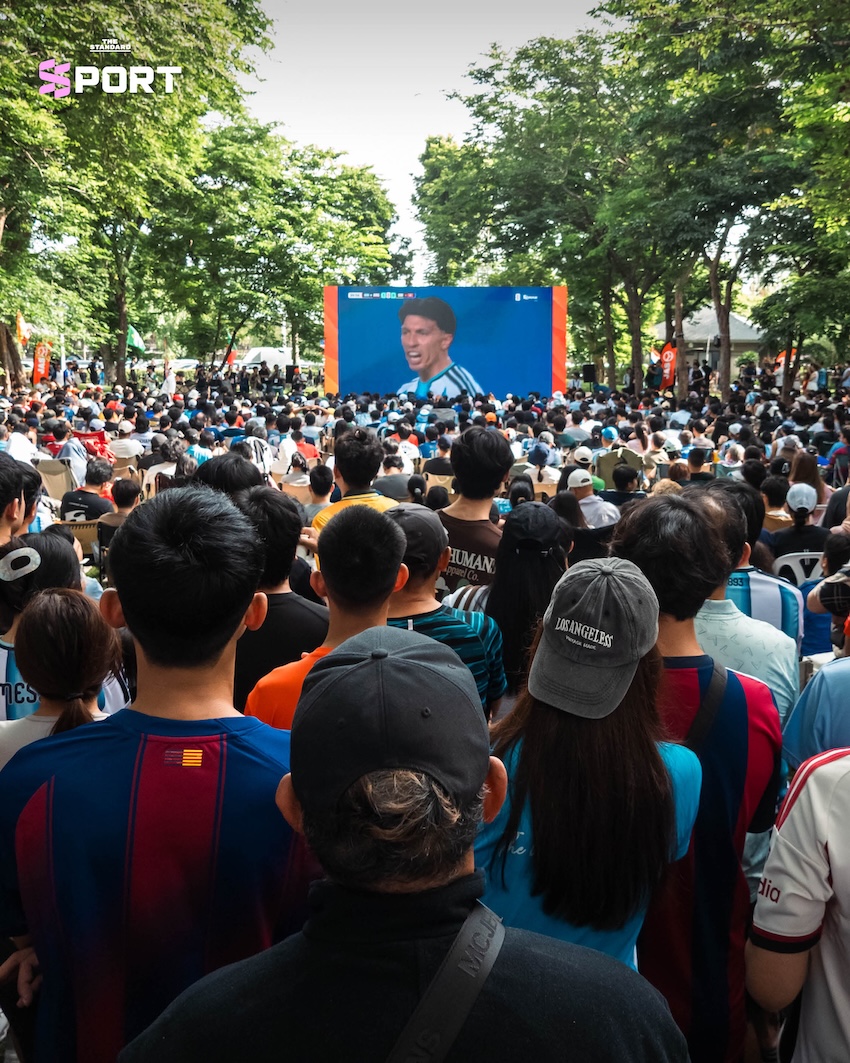 ผู้คนสวมเสื้อบอลและชุดออกกำลังกายร่วมกิจกรรมดูบอลโลกในสวน 1