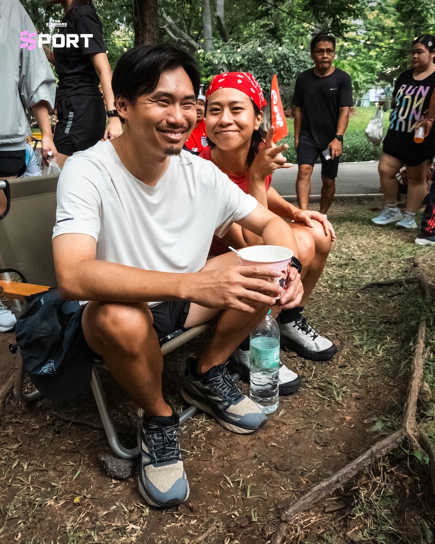ผู้คนสวมเสื้อบอลและชุดออกกำลังกายร่วมกิจกรรมดูบอลโลกในสวน 12