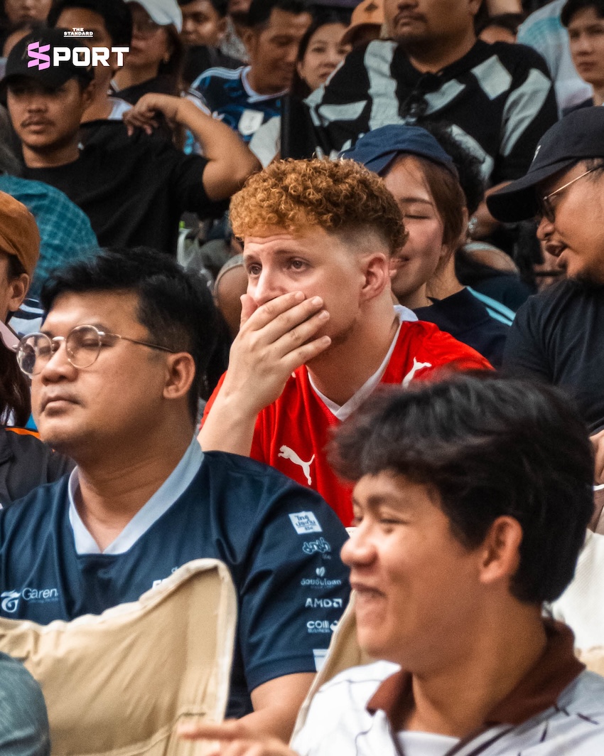 ผู้คนสวมเสื้อบอลและชุดออกกำลังกายร่วมกิจกรรมดูบอลโลกในสวน 13