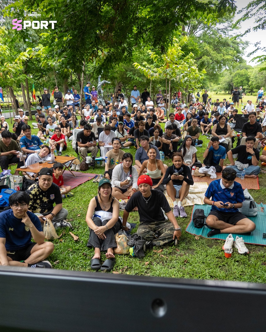 ผู้คนสวมเสื้อบอลและชุดออกกำลังกายร่วมกิจกรรมดูบอลโลกในสวน 3