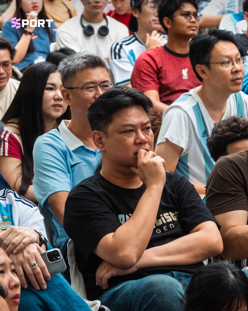 ผู้คนสวมเสื้อบอลและชุดออกกำลังกายร่วมกิจกรรมดูบอลโลกในสวน 6