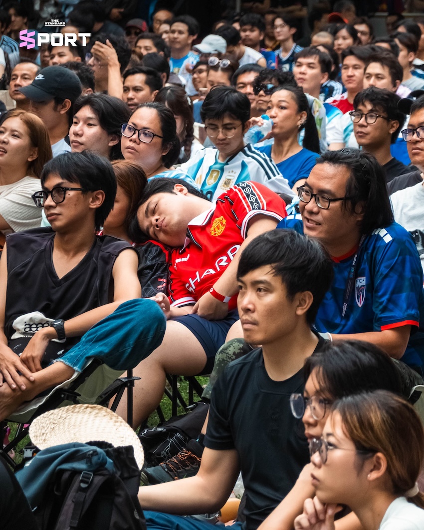 ผู้คนสวมเสื้อบอลและชุดออกกำลังกายร่วมกิจกรรมดูบอลโลกในสวน 7