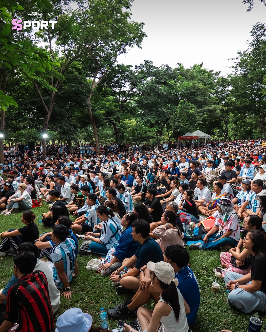 ผู้คนสวมเสื้อบอลและชุดออกกำลังกายร่วมกิจกรรมดูบอลโลกในสวน 8