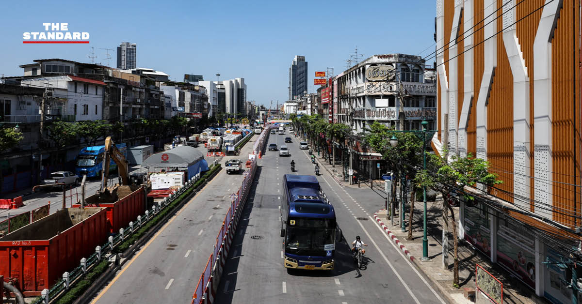 ภาพถนนประชาธิปกบริเวณแยกวงเวียนใหญ่ ที่กำลังจะเปิดการจราจรหลังแก้ไขปัญหาน้ำรั่วอุโมงค์รถไฟฟ้าสายสีม่วง