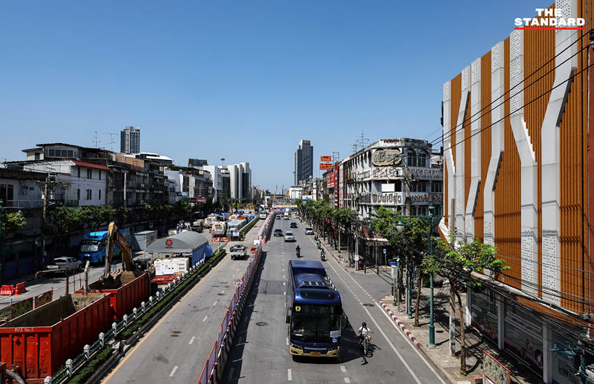 ภาพถนนประชาธิปกบริเวณแยกวงเวียนใหญ่ ที่กำลังจะเปิดการจราจรหลังแก้ไขปัญหาน้ำรั่วอุโมงค์รถไฟฟ้าสายสีม่วง 1