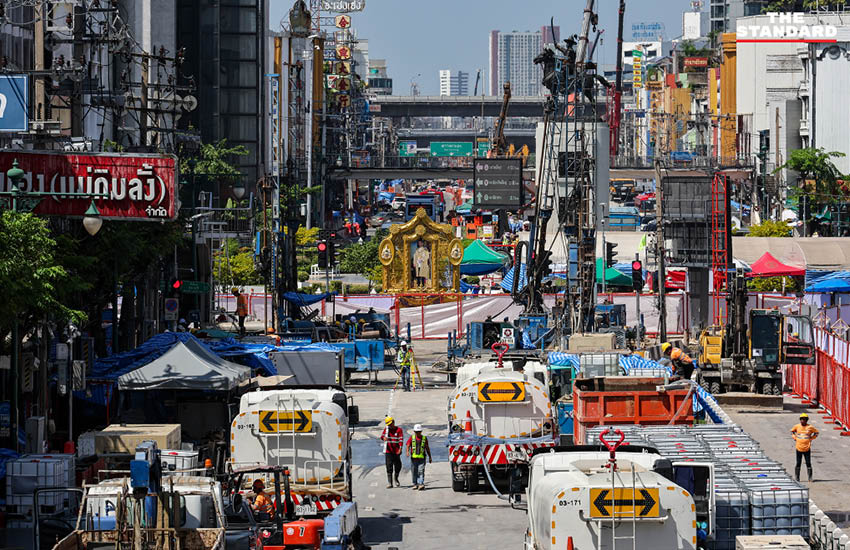 ภาพถนนประชาธิปกบริเวณแยกวงเวียนใหญ่ ที่กำลังจะเปิดการจราจรหลังแก้ไขปัญหาน้ำรั่วอุโมงค์รถไฟฟ้าสายสีม่วง 2