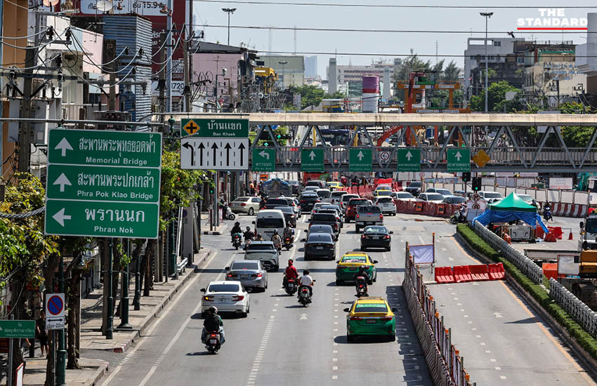 ภาพถนนประชาธิปกบริเวณแยกวงเวียนใหญ่ ที่กำลังจะเปิดการจราจรหลังแก้ไขปัญหาน้ำรั่วอุโมงค์รถไฟฟ้าสายสีม่วง 3