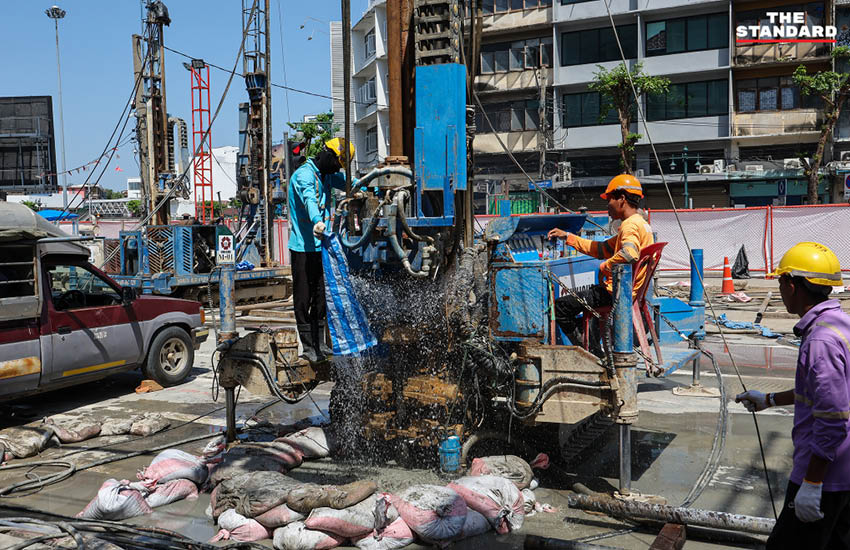 ภาพถนนประชาธิปกบริเวณแยกวงเวียนใหญ่ ที่กำลังจะเปิดการจราจรหลังแก้ไขปัญหาน้ำรั่วอุโมงค์รถไฟฟ้าสายสีม่วง 4