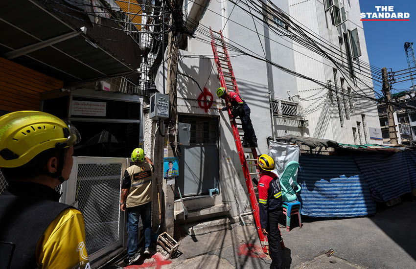 ภาพถนนประชาธิปกบริเวณแยกวงเวียนใหญ่ ที่กำลังจะเปิดการจราจรหลังแก้ไขปัญหาน้ำรั่วอุโมงค์รถไฟฟ้าสายสีม่วง 5