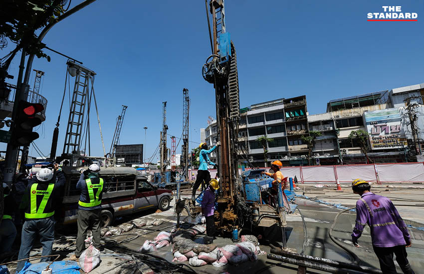 ภาพถนนประชาธิปกบริเวณแยกวงเวียนใหญ่ ที่กำลังจะเปิดการจราจรหลังแก้ไขปัญหาน้ำรั่วอุโมงค์รถไฟฟ้าสายสีม่วง 7