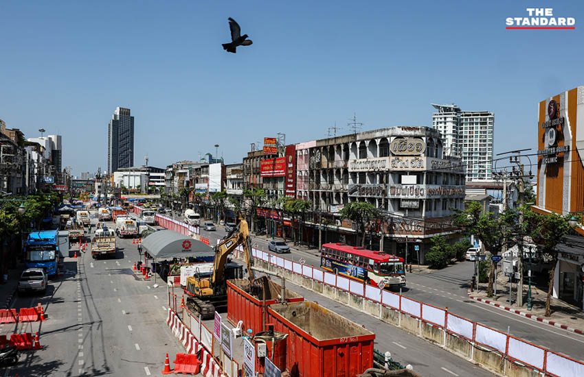 ภาพถนนประชาธิปกบริเวณแยกวงเวียนใหญ่ ที่กำลังจะเปิดการจราจรหลังแก้ไขปัญหาน้ำรั่วอุโมงค์รถไฟฟ้าสายสีม่วง 8
