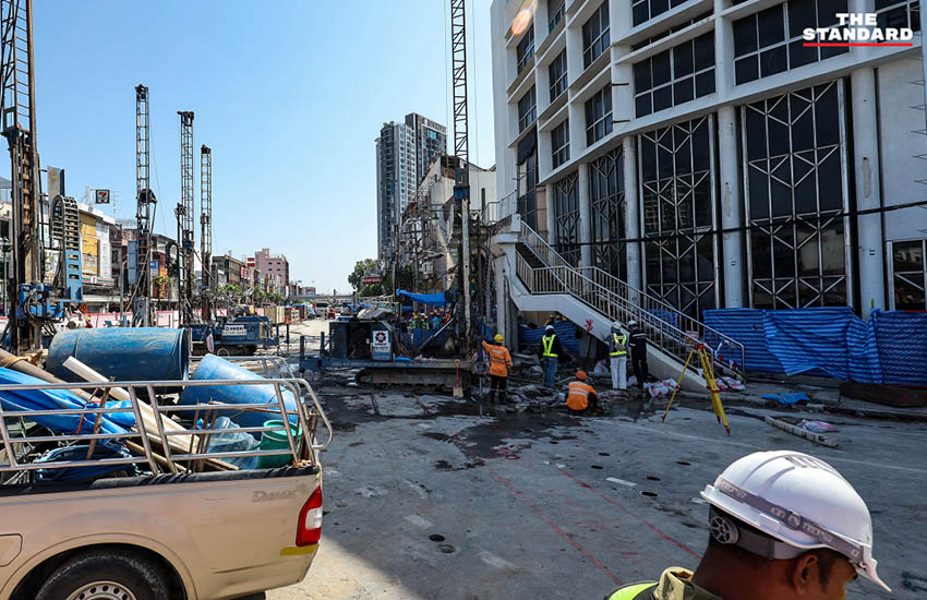 ภาพถนนประชาธิปกบริเวณแยกวงเวียนใหญ่ ที่กำลังจะเปิดการจราจรหลังแก้ไขปัญหาน้ำรั่วอุโมงค์รถไฟฟ้าสายสีม่วง 9