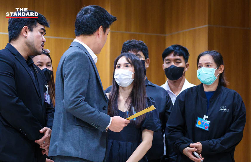 ณัฐพงษ์ เรืองปัญญาวุฒิ รับหนังสือร้องเรียนจากกลุ่มผู้ได้รับผลกระทบจากทุจริตสอบท้องถิ่น 2