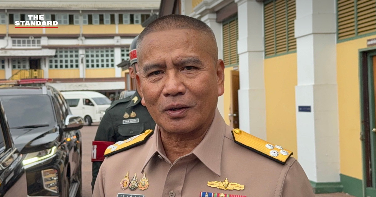 พล.ร.อ. ไพโรจน์ เฟื่องจันทร์ ผู้บัญชาการทหารเรือ ให้สัมภาษณ์สื่อมวลชน