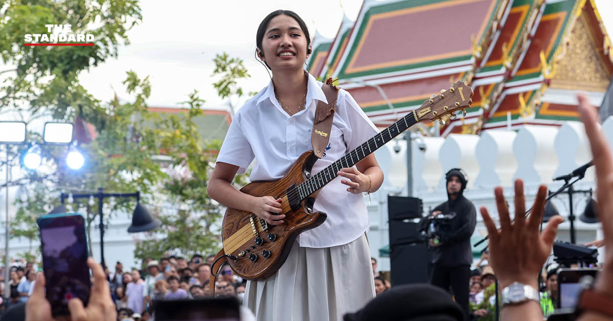 Nene Royal ศิลปินเยาวชนไทยกำลังแสดงดนตรีร่วมกับวง OZONE บนเวทีในงาน ‘สายน้ำแห่งชีวิต’