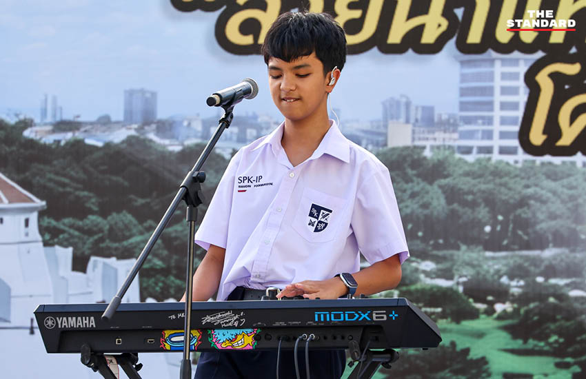 Nene Royal ศิลปินเยาวชนไทยกำลังแสดงดนตรีร่วมกับวง OZONE บนเวทีในงาน ‘สายน้ำแห่งชีวิต’ 10
