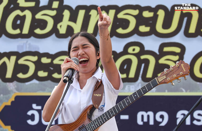 Nene Royal ศิลปินเยาวชนไทยกำลังแสดงดนตรีร่วมกับวง OZONE บนเวทีในงาน ‘สายน้ำแห่งชีวิต’ 11